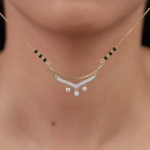 Elegante Collar Mangalsutra Chapado en Oro con Diamantes para Mujer, Ideal para Fiestas, Bodas, Compromisos, Aniversarios y Ocasiones Especiales - Product Image 4