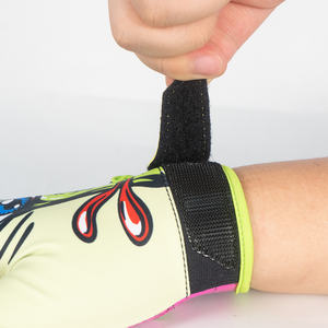 Guantes deportivos de estilo moderno, guantes de fútbol americano impresos con logotipo personalizado con la mejor calidad a un precio razonable al por mayor - Product Image 6