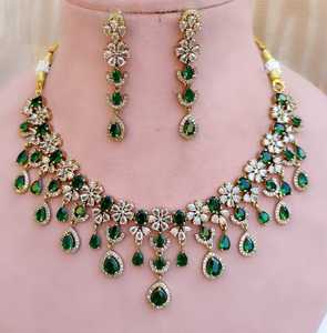 Conjunto de Collar con Circonitas Cúbicas con Corte de Estrella de Diseño Moderno y Calidad Premium para Mujer, Perfecto para Fiestas, Compromisos, Regalo, Estilo Minimalista - Product Image 1