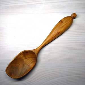 Cuillère de cuisine en bois d'acacia 100% naturel et pur avec manche incurvé, ustensiles de cuisine faits à la main, design personnalisé - Product Image 2
