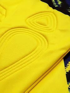 เสื้อฟุตบอลมืออาชีพปรับแต่งได้ชุดเสื้อฟุตบอลแห้งเร็ว100% โพลีเอสเตอร์ป้องกันแบคทีเรียพร้อมโลโก้และสีที่กำหนดเอง - Product Image 5