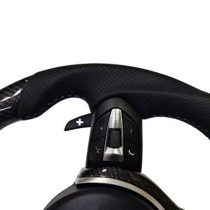 Volant en fibre de carbone à 3 branches pour Série 3, taille de prise en main de 40 mm, fabriqué en cuir, microfibre, plastique et alliage - Product Image 4