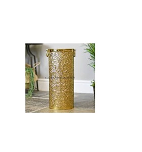 Porte-parapluie en métal antique abordable, conçu avec une base ornée et une structure légère pour une mobilité facile - Product Image 1