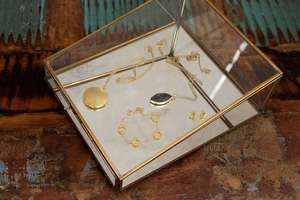 Boîte à bijoux en verre à cadre en laiton rétro européen Rangement et organisateur en forme de cône avec style rétro élégant - Product Image 3