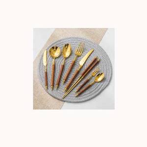 Juego de cubiertos y esparcidor de queso único y asequible, diseño de espejo dorado pulido con mango redondo de madera hecho a mano - Product Image 1