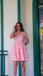 Robe mi-longue à imprimé floral pour femme avec col carré à bretelles au-dessus du genou/mi-cuisse rose et blanc Design à plusieurs niveaux - Product Image 3