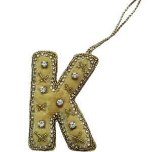 Ornement de lettre personnalisé en velours Zardosi perlé, magnifique et personnalisable, idéal pour Noël, mariages et fêtes – Collection 2026 – Meilleures ventes - Product Image 1