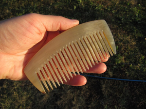 Authentique Peigne en corne de luxe pour hommes et femmes par crescent crafts - Product Image 3