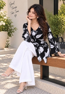 Blusa de Manga Larga con Cuello Cuadrado y Estampado Floral Negro para Mujer, Estilo Casual y Étnico, Kurti Corto para Mujer - Product Image 2