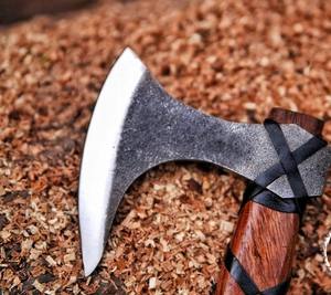 Hache viking artisanale de qualité industrielle en acier à haute teneur en carbone avec manche enveloppé de cuir pour le camping - Product Image 2