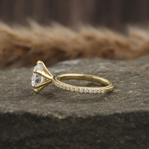 Anillo de compromiso de diamante de corte redondo cultivado en laboratorio atemporal, anillo de regalo con ajuste de pavé de lujo con certificado IGI de oro sólido de 14K para mujer - Product Image 1