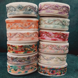 Venta al por mayor de tela de encaje bordado personalizado para vestidos de novia vestidos y Decoración elegante patrón floral adorno de encaje con OEM/ODM - Product Image 1