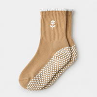 Chaussettes de Pilates personnalisées antidérapantes en coton et polyester avec logo brodé et bord festonné