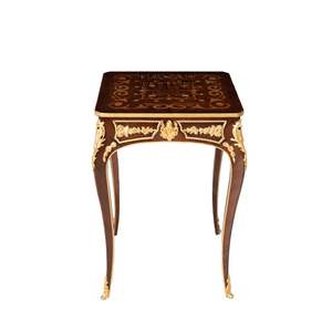 Table d'appoint carrée de luxe avec incrustation de marqueterie complexe et accents en laiton doré orné pour la décoration intérieure classique des palais - Product Image 1