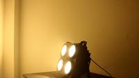 Lumière de scène à LED à 4 yeux, COB, lumière blanche chaude, éblouissante