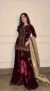 Costume Sharara de luxe pour femmes pakistanaises en organza, manches avant et dupatta fortement brodés avec des détails haut de gamme comme des perles - Product Image 3