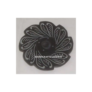 Magnifique support rond en pierre de savon naturelle sculptée à motif floral pour bâtonnets d'encens, idéal pour la maison et les articles de culte. - Product Image 1
