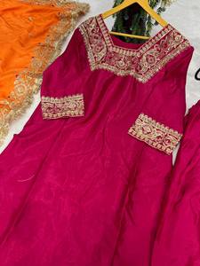 Nueva serie que lanza Kurti moderno con bordado Farsi Modelado real Propio Salwar Kameez para fiestas - Product Image 6