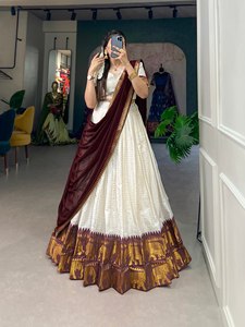 Designer traditionnel pakistanais Lehenga belle soie poly coton avec tissage zari pour les fêtes de mariage et les demoiselles d'honneur - Product Image 4