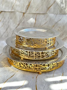 Ensemble décoratif de 3 plateaux ronds en métal finition argentée avec motif arabe doré pour recevoir, servir et offrir lors de fêtes - Product Image 5
