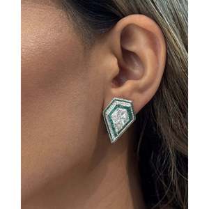 Boucles d'oreilles en diamant pour femme d'affaires - Clous d'oreilles avec accent émeraude - Product Image 4