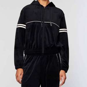 Femmes Noir Velours Cropped Zip Up Hoodie Striped Sleeves Wholesale Premium Casual Wear Relaxed Fit Elastic Hem Front Logo Hoodie - Product Image 1
