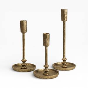 Ensemble de bougeoirs en or antique texturé avec finition artisanale pour une décoration classique unique - Product Image 1