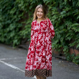 Vestido Estampado a Mano en Color Escarlata, Largo hasta la Pantorrilla, Estilo Bohemio, Floral, Rojo y Blanco, Informal, Ocasional, Hecho a Mano, Moda Ética - Product Image 1