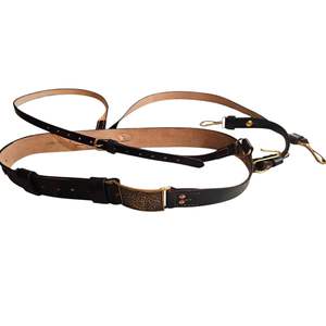 Este es un cinturón Sam Browne británico negro con una correa para el hombro. - Product Image 1