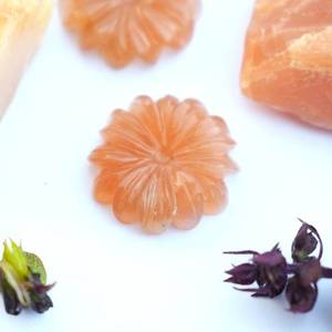 หินมูนสโตนธรรมชาติรูปดอกพีชอัญมณีแกะสลักทรงหลวมสำหรับทำเครื่องประดับจี้คริสตัลทำด้วยมือขนาด20มม. ลูกปัดแกะสลัก - Product Image 2