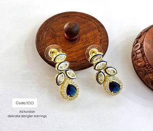 Pendientes hechos a mano Royal Kundan Pearl Jhumka con detalles de Meenakari joyería tradicional elegante para mujeres elaboradas en la India - Product Image 3