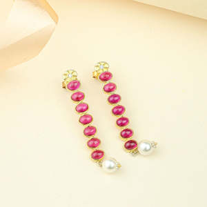 Anokhi ต่างหูมุกทับทิมสีทอง - Product Image 1