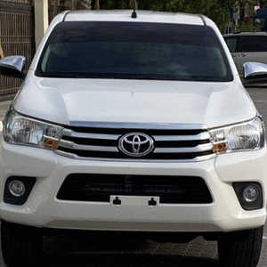 CAMIONETA HILUX 2022 USADA A BAJO PRECIO, TRACCIÓN EN LAS CUATRO RUEDAS, ASIENTOS DE CUERO, CONTROL DE CRUCERO, AUTOMÁTICA, 5 PLAZAS, CÁMARA TRASERA DE 360°, LUCES HALÓGENAS - Product Image 1