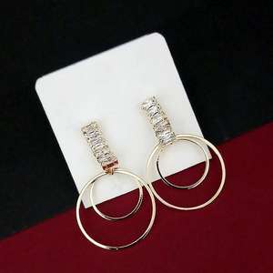 Pendientes colgantes de piedra AD chapados en oro clásicos Urthn 1315801A-gota religiosa en forma de flor de latón de cobre para fiestas perla diamante - Product Image 1