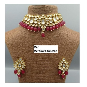 Conjunto de Joyería Étnica Kundan de Latón de Alta Calidad para Mujer - Collar y Pendientes con Meenakari en la Parte Posterior para Bodas, Fiestas, Compromisos y Novias - Product Image 1