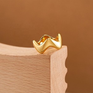 Hình Học Nhỏ Vòng Rắn Brass Đồng Bằng Kim Loại Đồ Trang Sức Vàng Hollow Tam Giác Hình Dạng Vòng 18K Mạ Vàng Cho Nam Giới Và Phụ Nữ Đeo Vòng - Product Image 3