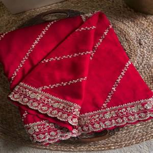 Saree élégant en soie de Chinon avec broderie de fil et de paillettes comprenant un chemisier assorti non cousu avec doublure intérieure - Product Image 6