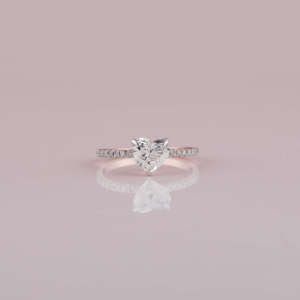 Pave Setting Anillo de compromiso con corte en forma de corazón Diseño elegante Anillo clásico de lujo con diamante creado en laboratorio en oro rosa de 18KT - Product Image 1