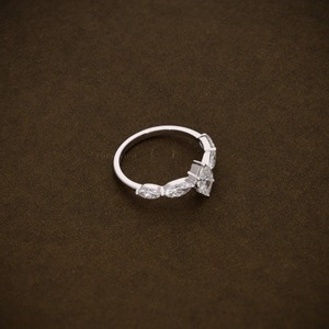 Bague de fiançailles en diamant de laboratoire taille marquise 1,22 CTW, bague à cinq pierres, diamant certifié F VVS1 VVS2, bague Art Déco, unique - Product Image 2