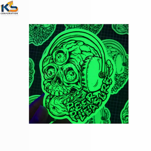 Autocollants de vue rougeoyants de nuit en vinyle PVC personnalisés Imperméable et résistant aux UV Mignon amovible Conception phosphorescente Type imprimé - Product Image 4