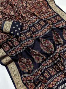 ชุดส่าหรีผ้ามาร์ชเมลโลว์เนื้อหนาสำหรับผู้หญิง พร้อมขอบผ้าปักดิ้นทองทั่วทั้งผืน มาพร้อมผ้าคลุมไหล่และเสื้อที่เข้าชุดอย่างลงตัว ผลิตในอินเดีย - Product Image 2