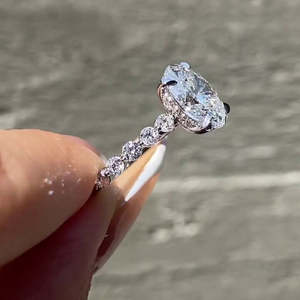 Anillo de Compromiso con Diamante Ovalado de Laboratorio Certificado por IGI, Oro Blanco de 2.50 Ct |   Anillo de Lujo para Mujer con Halo Oculto y Banda Pavé, Bañado en Rodio - Product Image 4
