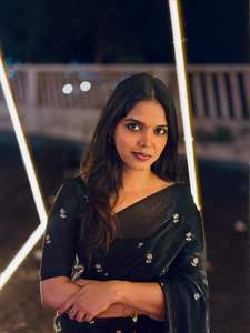 ผ้าซิ่นซาตินไหมสำหรับผู้หญิงระดับพรีเมียม พร้อมดีไซน์ลายสองเฉดสี ประดับด้วยงานปักดิ้นซารีและเลื่อมทั่วผืน - Product Image 4