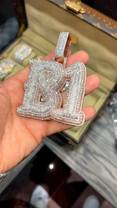 Colgante de letra inicial de estilo Vintage unisex personalizado, Diamante de moissanita completamente helado, hecho de aleación, joyería de moda y dije - Product Image 3