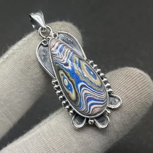 Collier pendentif en argent Sterling 925 de créateur népalais pendentif en argent bohème Design fantaisie pendentif Fordite fabriqué à la main - Product Image 1