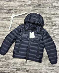 เสื้อโค้ทผ้าซาตินบุสไตล์สตรีทแวร์ขนห่านมีฮู้ดเสื้อคลุมแบบสวมหัวสีน้ำเงินเข้มสำหรับผู้ชาย - Product Image 1