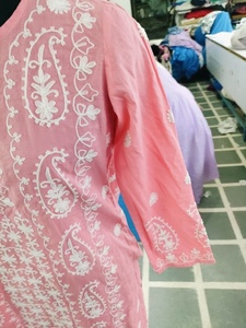 Vestido Corto de Manga 3/4 con Bordado Paisley Aari Hecho a Mano en India, Color Rosa Exótico, Selección para Damas, Túnica con Botones Delanteros - Product Image 3