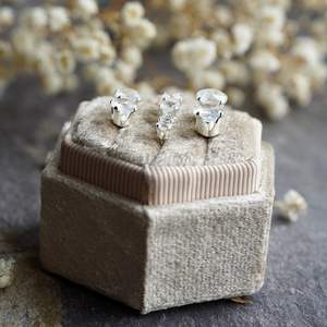 Boucles d'oreilles clous en pierre de lune arc-en-ciel, plaqué or 14 carats, argent sterling, bijoux en pierres précieuses, cadeau élégant pour femme, accessoire délicat - Product Image 6