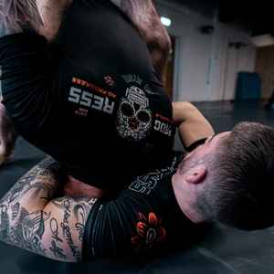 Hecho en fábrica WINNER WEARS alta calidad BJJ Jiu Jitsu Rash Guard Unisex manga corta 240g camisa de gimnasio impresa personalizada - Product Image 6