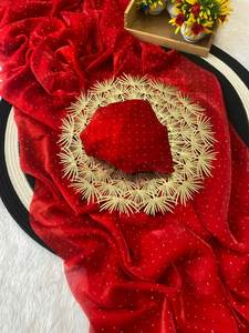 Elegante Sari de Georgette de Seda con Imitación de Piel para Fiestas de Invierno, con Bordes de Red Brillante, Apliques Florales y Motivos de Lentejuelas y Nudos - Product Image 5